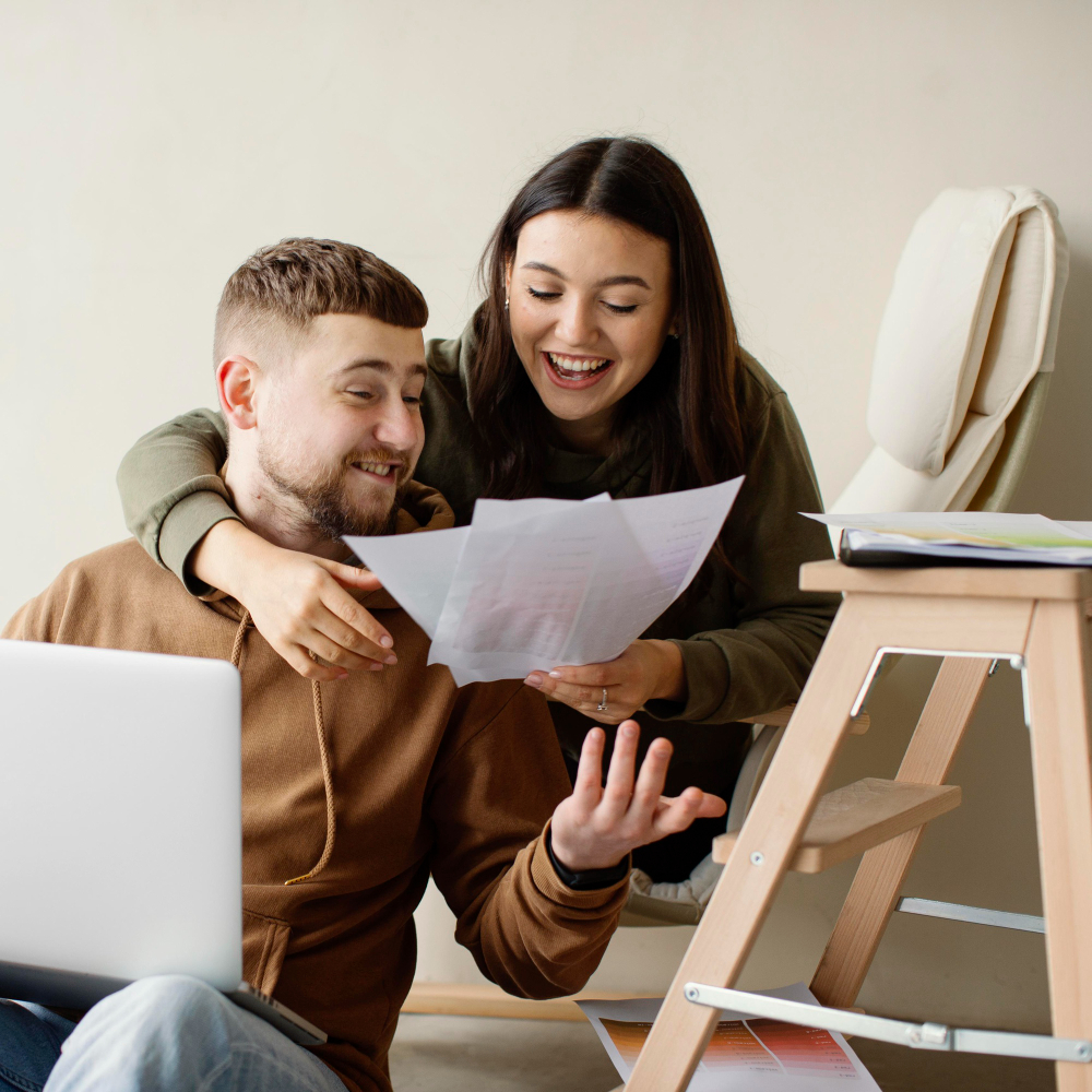 un couple content en regardant des feuilles